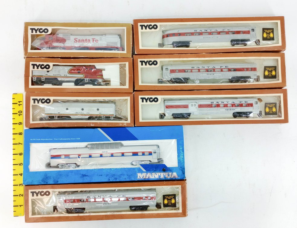 8 TYCO SANTA FE HO LOCOMOTIVES & PASSENGER CARS WITH MANTUA AMTRAK VISTA DOME, 8 OBS  INV 263450008