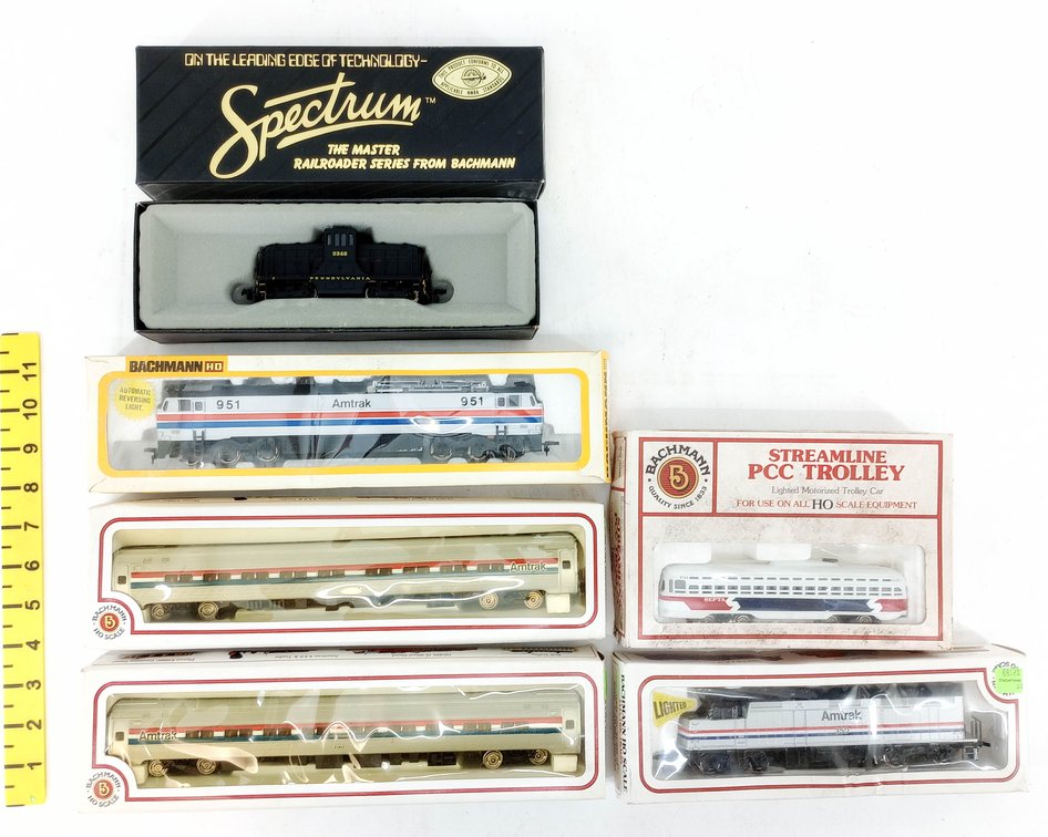 6 BACHMANN HO AMTRAK LOCOS, COACHES, PENNSYLVANIA SWITCHER & SEPTA PCC TROLLEY, 6 OBS  INV 263450010