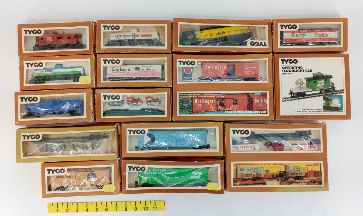 TYCO HO SCALE ASSORTED FREIGHT CARS & CABOOSES, 17 OBS  INV 263450009