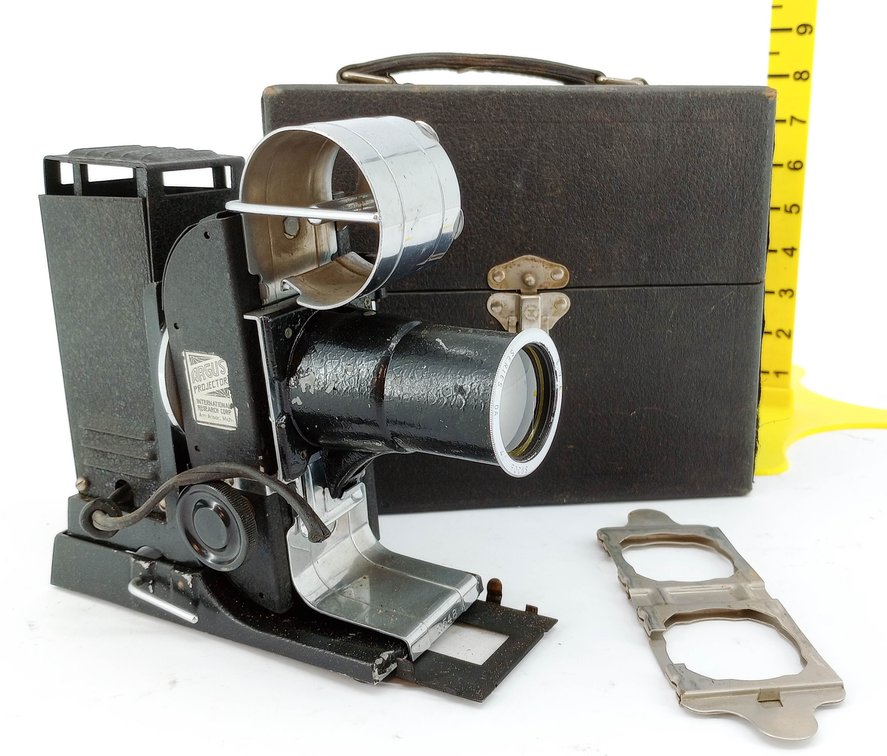 ARGUS FILMSTRIP PROJECTOR IN CASE  INV 263460011