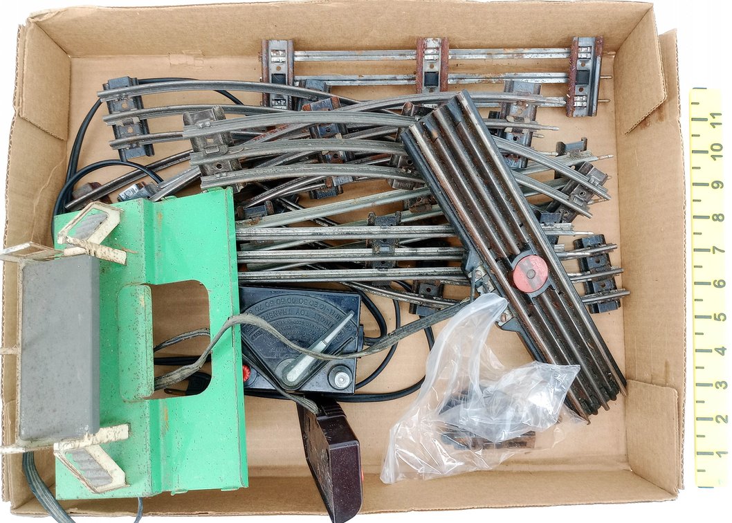 LIONEL O GAUGE TRACK, LOADING PLATFORM, CONTROLLER & SWITCH LOT  INV 263500002