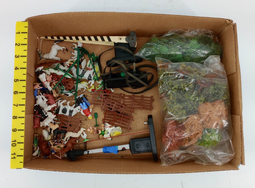 ASSORTED O GAUGE FARM ANIMAL & PEOPLE FIGURES, CROSSING GATE, SIGNAL, FENCES & TREES  INV 263520003