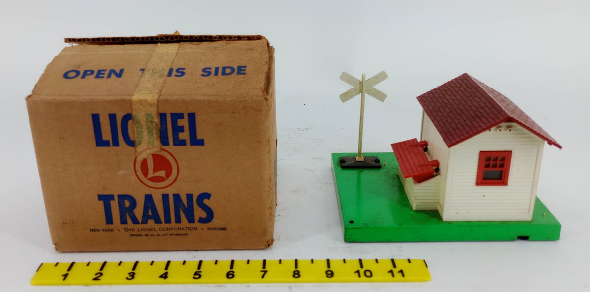 LIONEL O GAUGE LIONELVILLE RAILROAD CROSSING GATEHOUSE & TRANSFORMER, OB  INV 263520004
