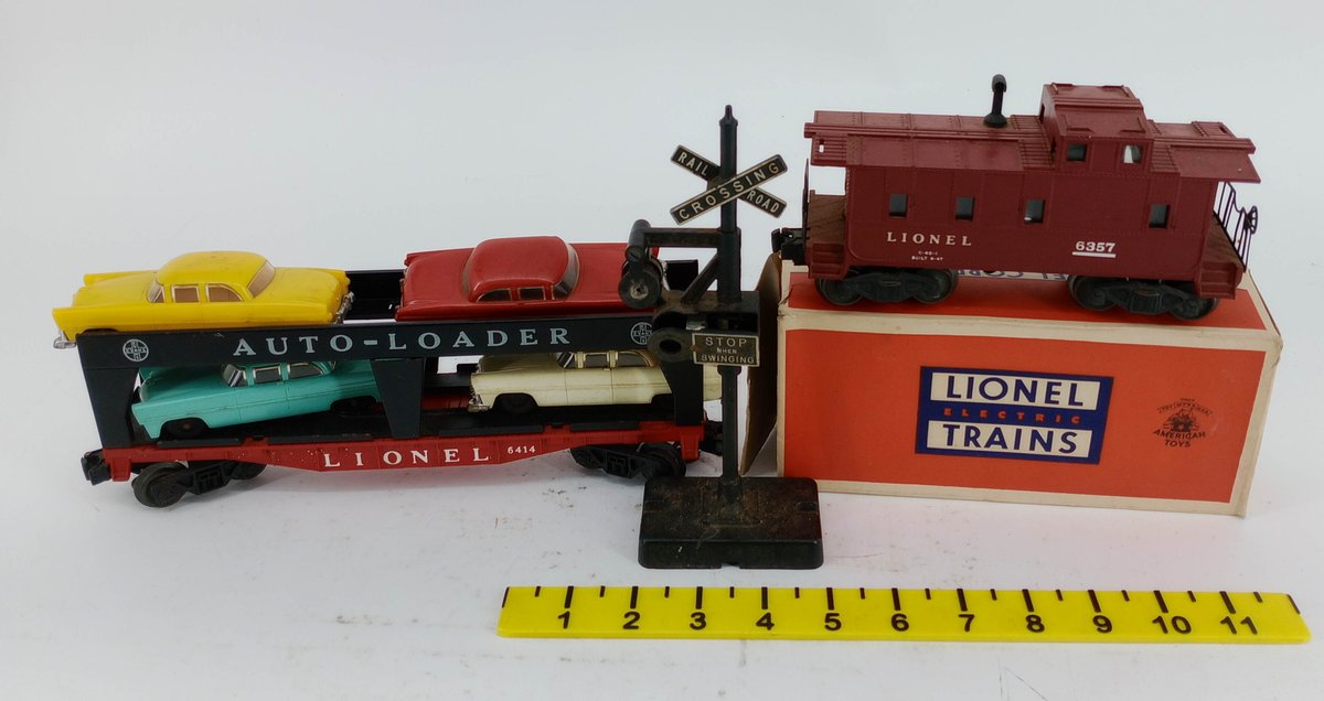 3 LIONEL 6414 AUTO-LOADER, 6357 CABOOSE & 140 BANJO SIGNAL, 2 OBS  INV 263520006