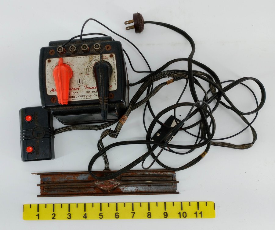 LIONEL 1033 90 WATT TRANSFORMER W/ CTC LOCKON & CONTROL TRACK SECTION W/ CONTROLLER  INV 263530004