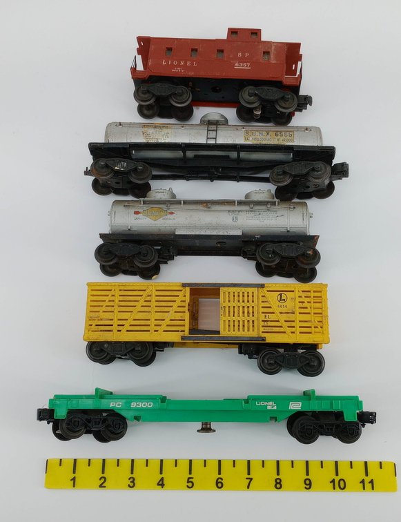 5 LIONEL O GAUGE CABOOSE, 2 TANK CARS, STOCK CAR & FLATCAR  INV 263530002