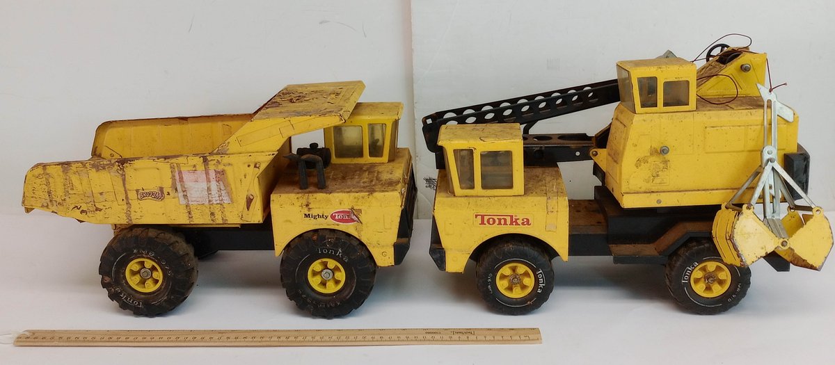 2 MIGHTY TONKA PRESSED STEEL TOYS DUMP TRUCK & CRANE WITH CLAMSHELL BUCKET YELLOW  INV 263560005
