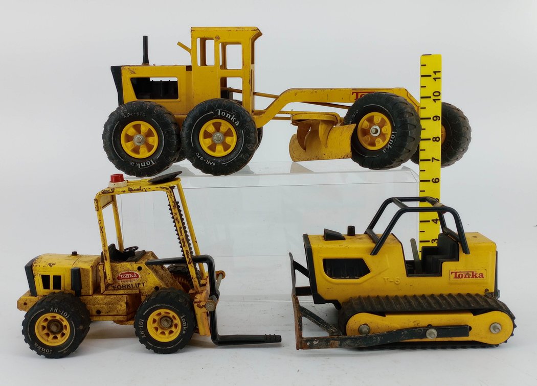 3 TONKA PRESSED STEEL CONSTRUCTION VEHICLES MR-970 ROAD GRADER XR-101 FORKLIFT & T-6 BULLDOZER  INV 263560006