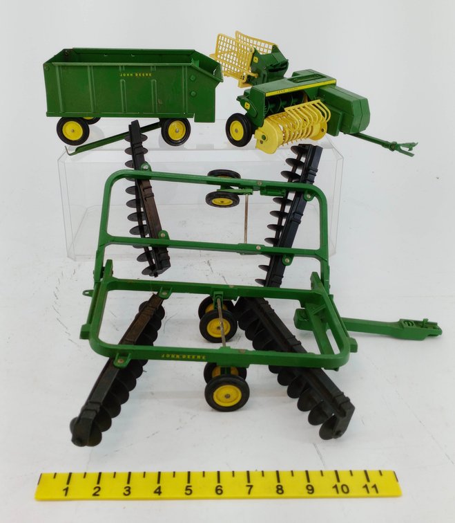 3 ERTL JOHN DEERE DIE-CAST FARM IMPLEMENTS DISC HARROW SQUARE BALER & GRAVITY WAGON  INV 263560010