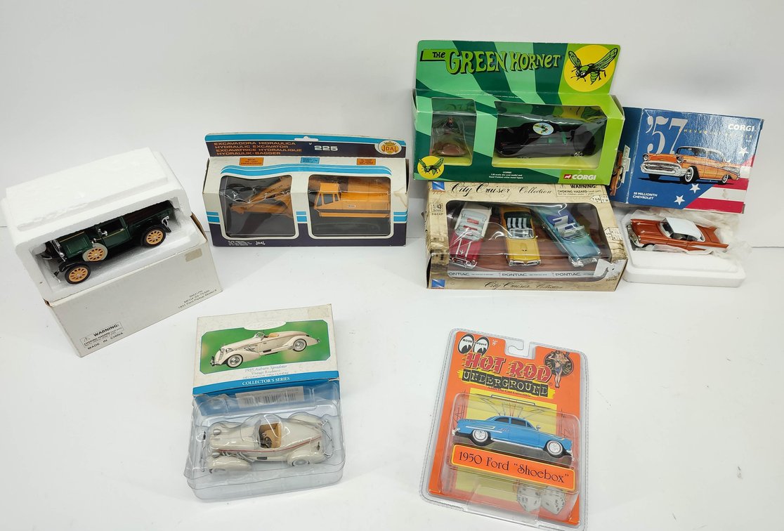 TOYS ASSORTMENT OF VEHICLES CORGI, JOAL EXCAVATOR, LUCKY LADY HOT ROD, NEW RAY SET, HALLMARK OBS  INV 262380685