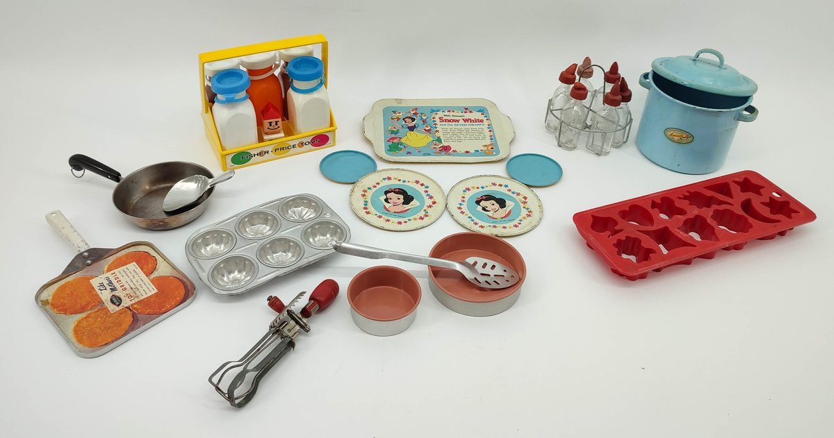 TOYS VINTAGE CHILDRENS PLAY KITCHEN AND OTHER AMSCO KITS BABY BOTTLE STERILIZER, F/P CARRIER & BOTTLES, METAL COOKWARE/DISHES  INV 262380697