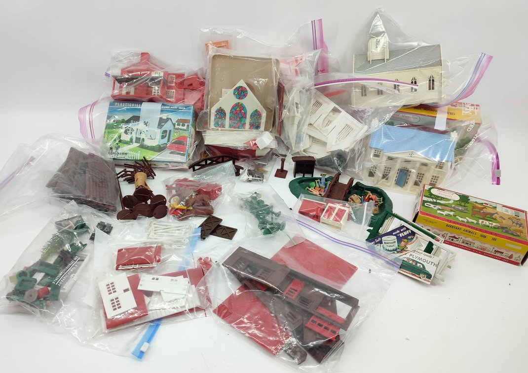 ACCESSORIES LARGE LOT OF PLASTICVILLE BUILDING KITS & ACCESSORIES  IN BAGS AS IS  INV 262380712