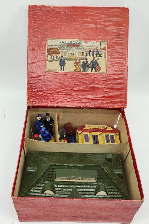 VINTAGE ESBANBE COMPOSITION RAILROAD STATION AND FIGURES NO. 179 MADE IN JAPAN OB  INV 262380728