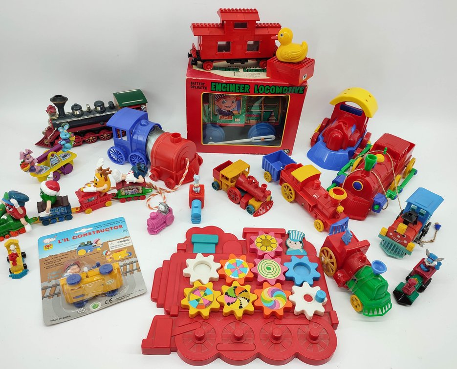 COLLECTION OF VINTAGE TOY TRAINS AND PULL TOYS TRAINS  INV 262380733