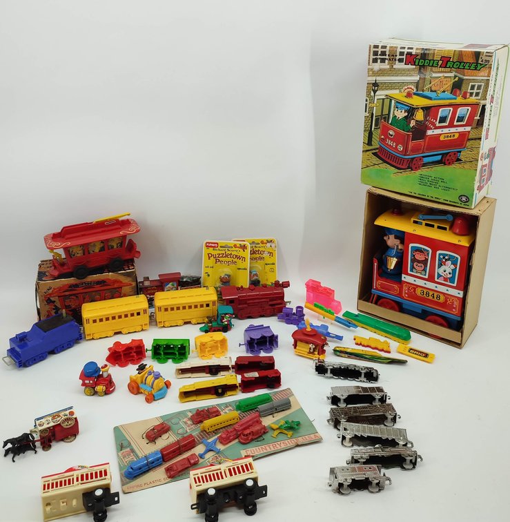 COLLECTION OF VINTAGE PLASTIC TOY TRAINS & WHISTLES  INV 262380735