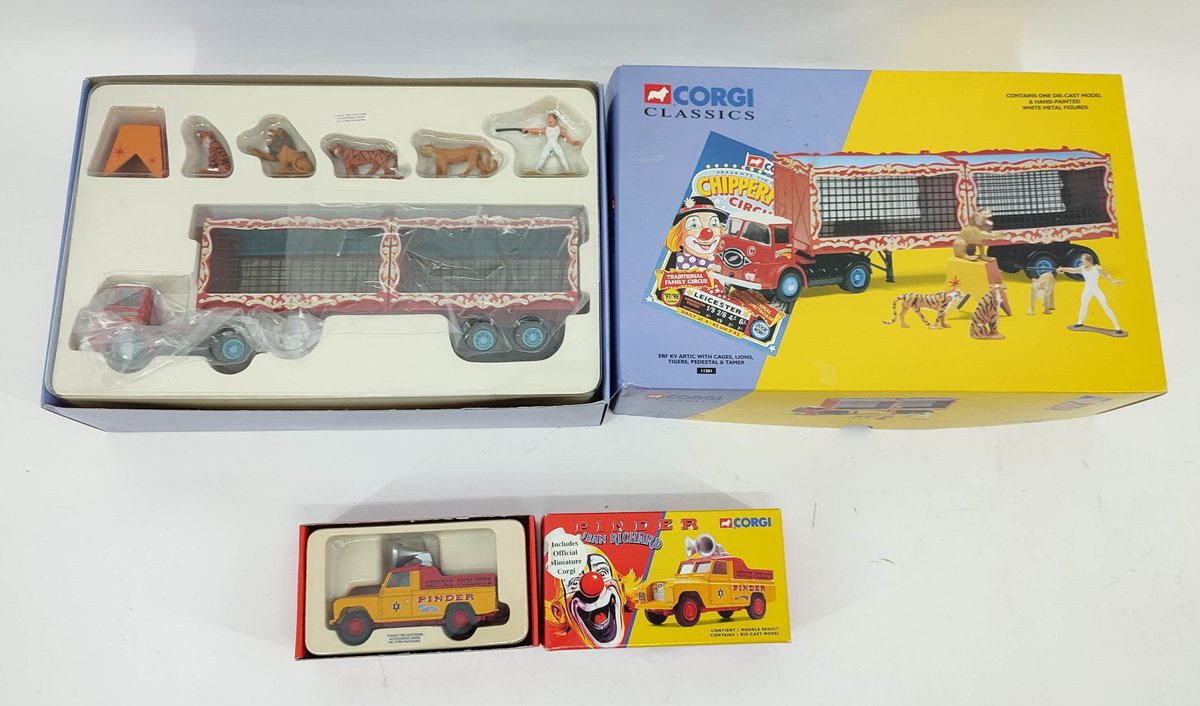 TOYS 2 CORGI CLASSICS CHIPPERFIELD CIRCUS TRUCK W/CAGES AND ACCESSORIES, LAND ROVER PICK UP OBS  INV 262380752