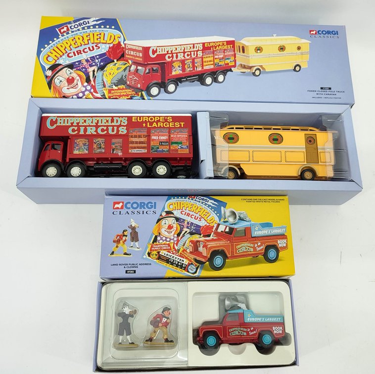 TOYS 2 CORGI CLASSICS CHIPPERFIELD CIRCUS POLE TRUCK W/ CARAVAN & LAND ROVER W/ CLOWNS OBS  INV 262380756