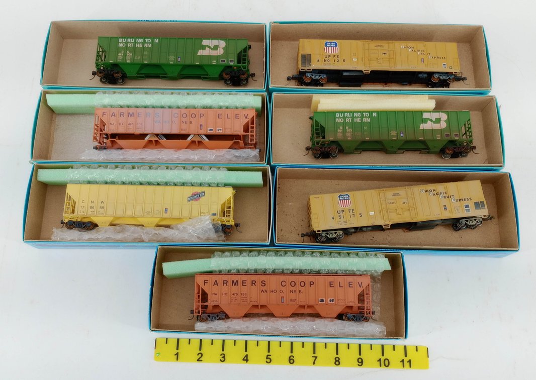 7 ATHEARN HO COVERED HOPPERS & UPFE REEFERS, BN CNW FARMERS COOP, 7 OBS  INV 262860041