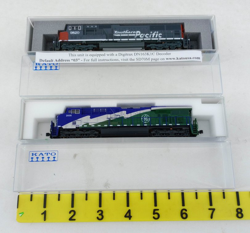2 KATO N SCALE SD70M SOUTHERN PACIFIC 9820 & GE 2005 LOCOMOTIVES, 2 OBS INV 263331954