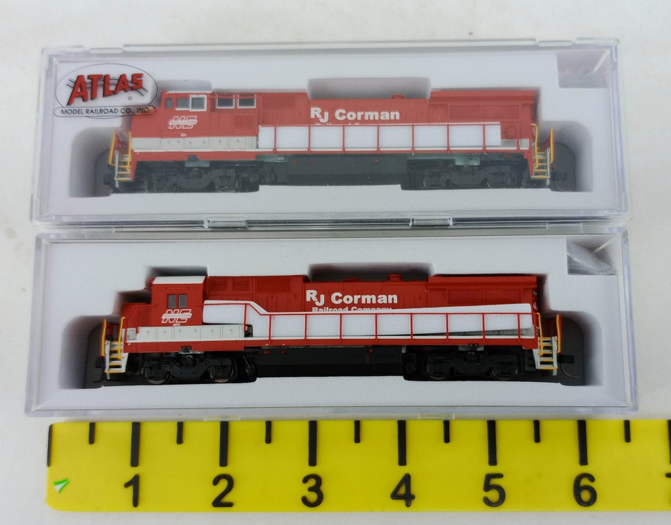2 ATLAS N SCALE DASH 8-40B & 8-40BW RJ CORMAN LOCOMOTIVES, 2 OBS INV 263332007