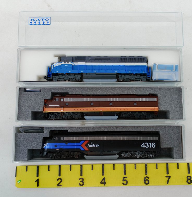 3 KATO N SCALE LOCOMOTIVES: E8A AMTRAK, E8A ILLINOIS CENTRAL & SD45 GN, 3 OBS  INV 263332025