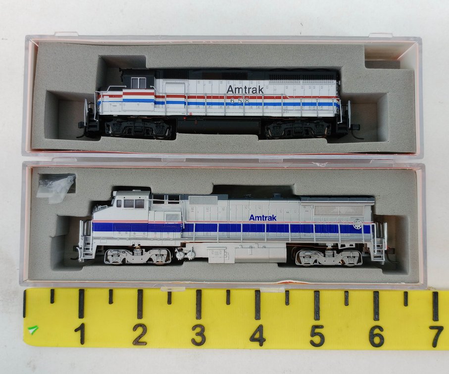 2 ATLAS N SCALE AMTRAK DASH 8-32BWH #48835 & GP-40 #53908 LOCOMOTIVES, 2 OBS  INV 263332040