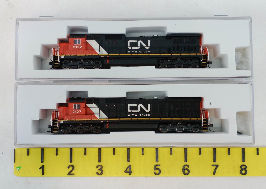 2 ATLAS N SCALE 51876 & 51875 CANADIAN NATIONAL DASH 8-40C LOCOMOTIVES, 2 OBS  INV 263332045