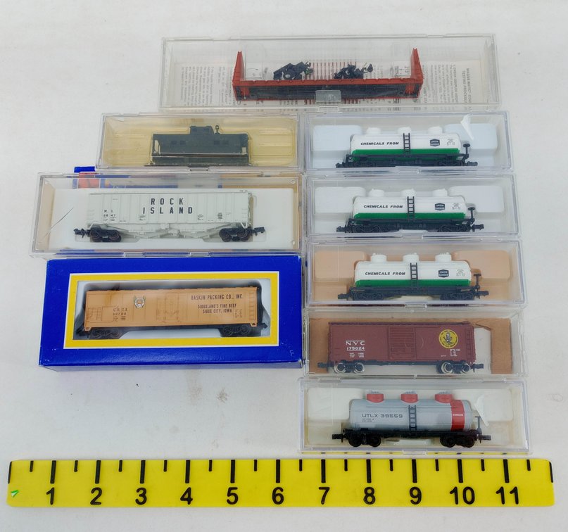 9 ASSORTED LIFE-LIKE N GAUGE TANK CARS, REEFER, CABOOSE & FLATCAR, 9 OBS  INV 263332085