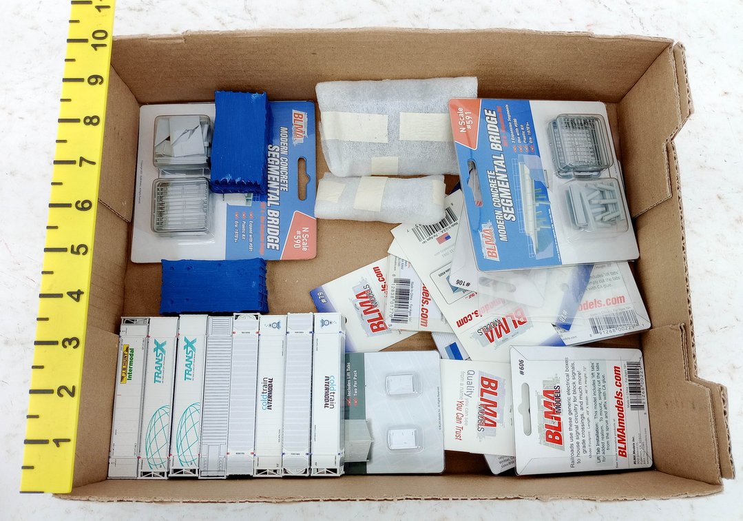 ASSORTED BLMA MODELS N SCALE BRIDGE KITS, ACCESSORIES & 8 INTERMODAL CONTAINERS, SOME OBS NNC  INV 263332135