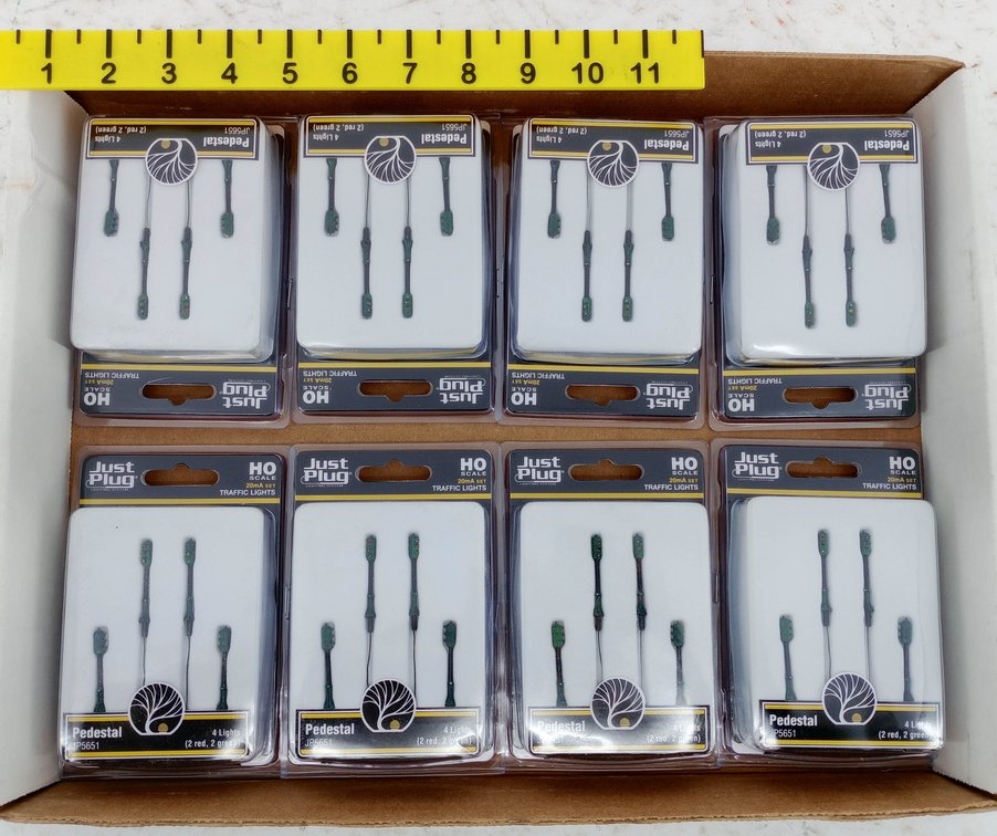 8 WOODLAND SCENICS JUST PLUG JP5651 HO PEDESTAL TRAFFIC LIGHT SETS, 8 OBS  INV 263332138