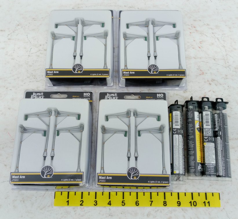 4 WOODLAND SCENICS JP5653 HO MAST ARM TRAFFIC LIGHTS & 4 LIGHT HUB TUBES, 4 OBS  INV 263332164