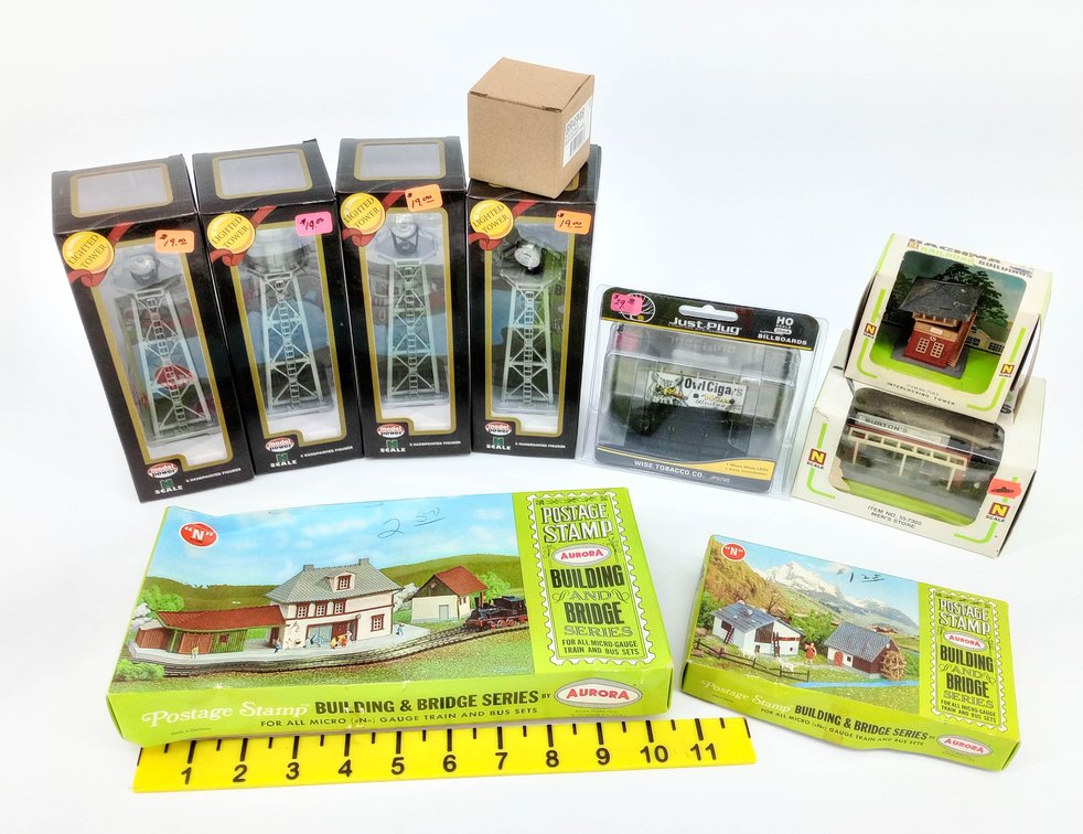 ASSORTED N SCALE MODEL POWER LIGHTED TOWERS, AURORA POSTAGE STAMP KITS & BUILDINGS SOME OBS NNC  INV 263332205