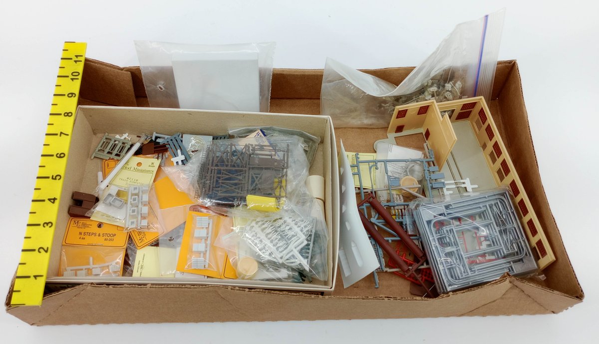 ASSORTED N SCALE PERIOD MINIATURES & MICRO ENGINEERING BUILDING KITS & DETAIL PARTS, 1 OB NNC  INV 263332225