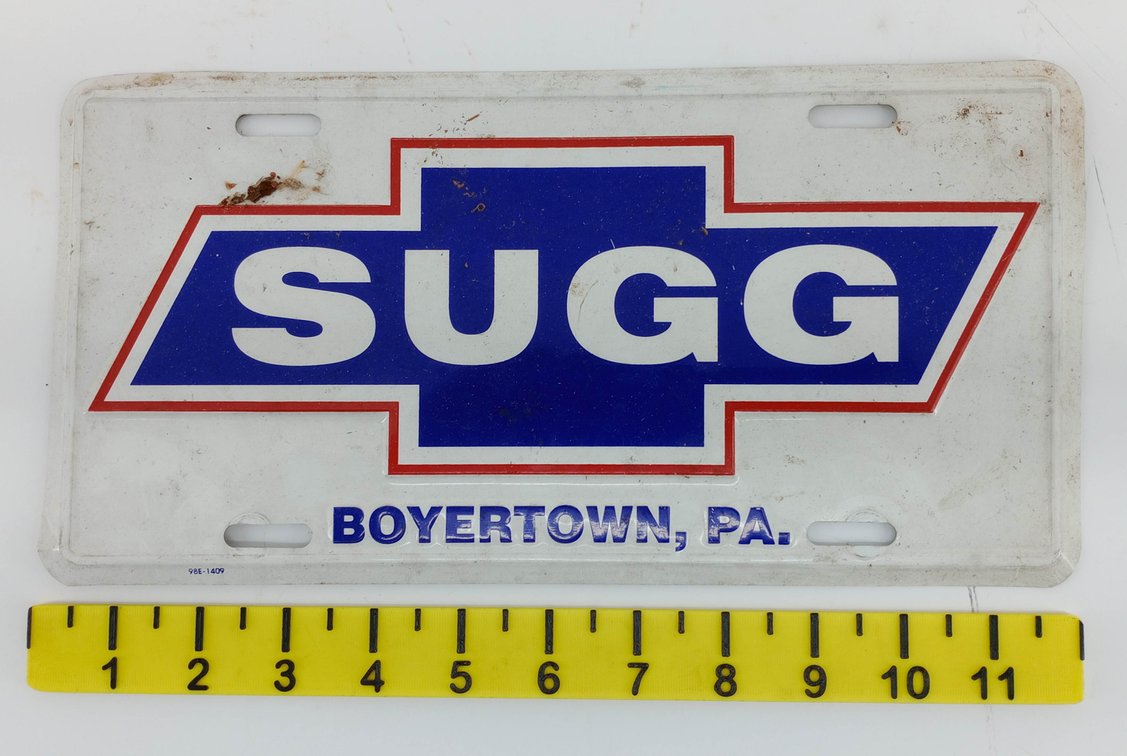 SUGG BOYERTOWN PA CHEVROLET BOWTIE STYLE METAL ADVERTISING LICENSE PLATE BLUE RED & WHITE 11IN  INV 260350024