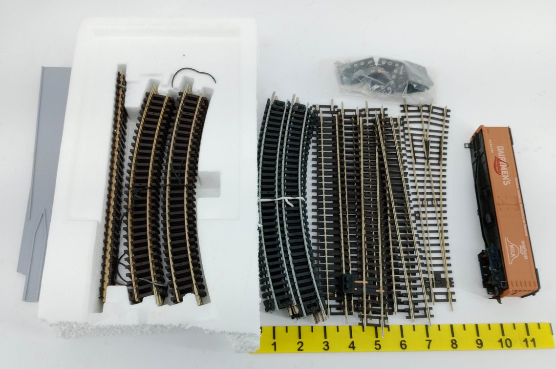 ASSORTED HO SCALE TRACK SECTIONS, SWITCHES & DAIRYMEN'S MILK REEFER INV 263332253