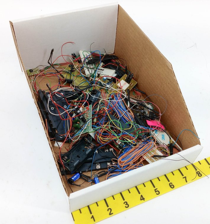 ASSORTED N GAUGE ELECTRONICS CIRCUIT BOARDS, WIRING & BATTERY HOLDERS LOT INV 263332262