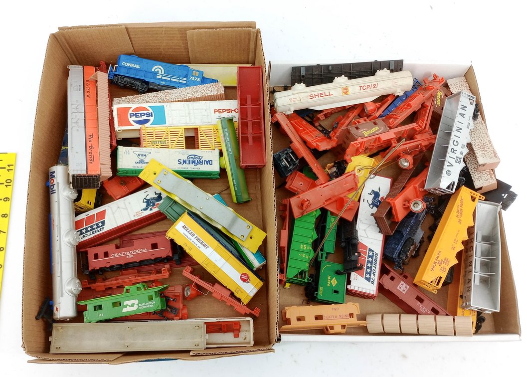 ASSORTED HO GAUGE TRAIN CARS & PARTS INCL CONRAIL, PEPSI, SHELL, VIRGINIAN, UNION PACIFIC, NNC  INV 260670002