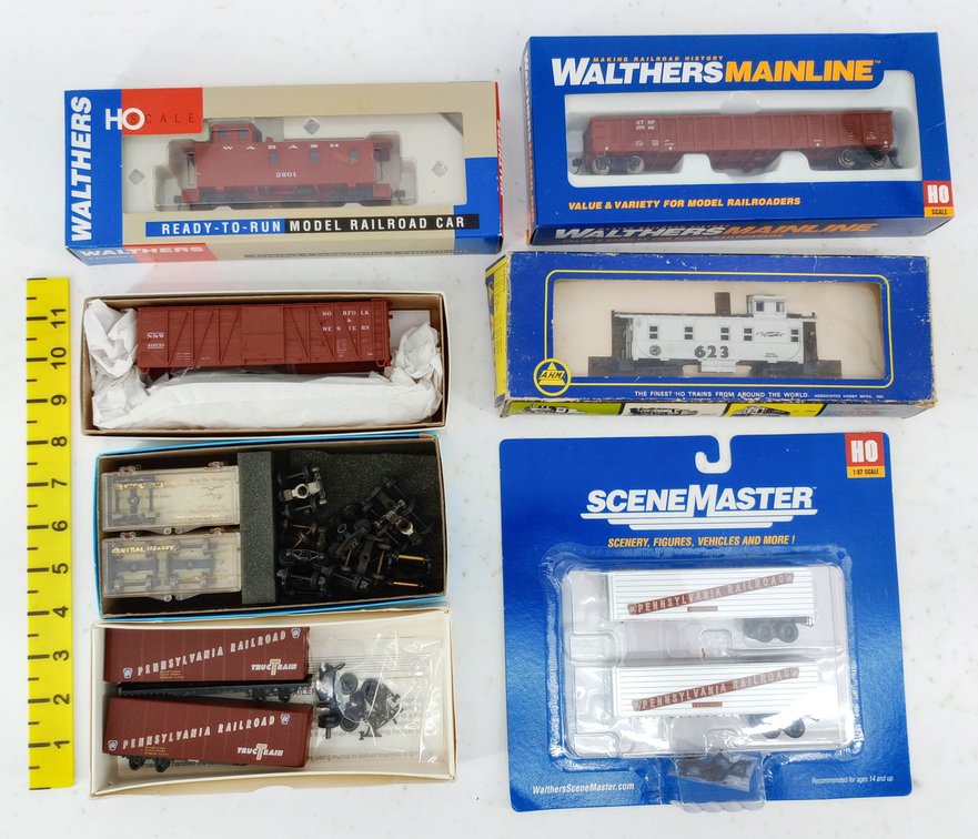 ASSORTED WALTHERS & AHM HO SCALE RAILROAD CARS & TRAILERS, SOME OBS NNC  INV 260670003
