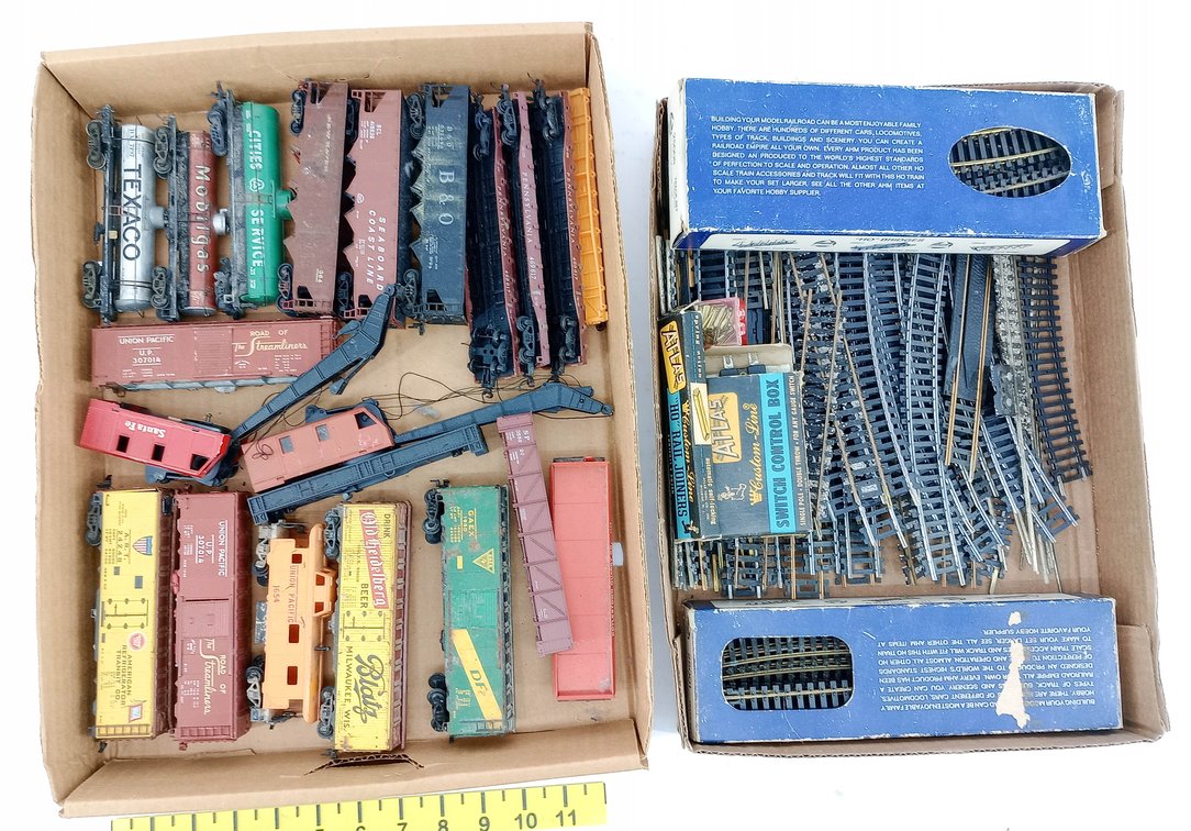 ASSORTED HO SCALE FREIGHT CARS & ATLAS TRACK, SOME OBS  INV 260670004