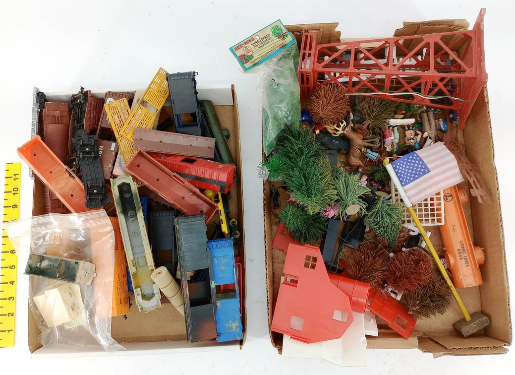 ASSORTED HO GAUGE FREIGHT CARS, LIONEL TANK CAR, BRIDGE, TREES & FIGURES & OTHER LAYOUT ELEMENTS  INV 260670005