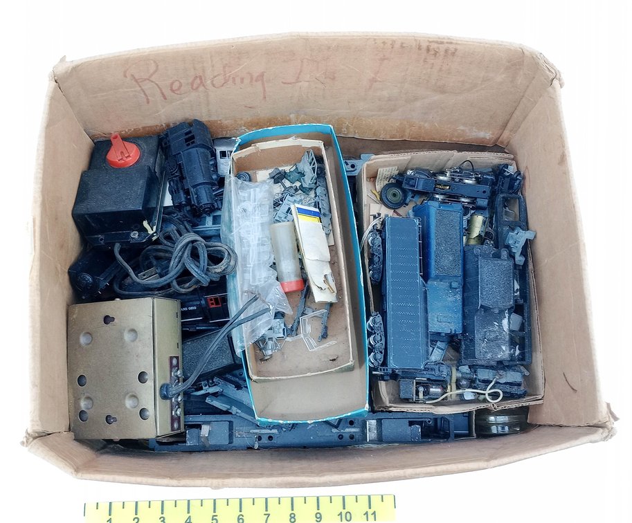 ASSORTED HO SCALE LOCOMOTIVE & FREIGHT CAR PARTS, POWER PACKS, TRACK, SOME OBS NNC  INV 260670006