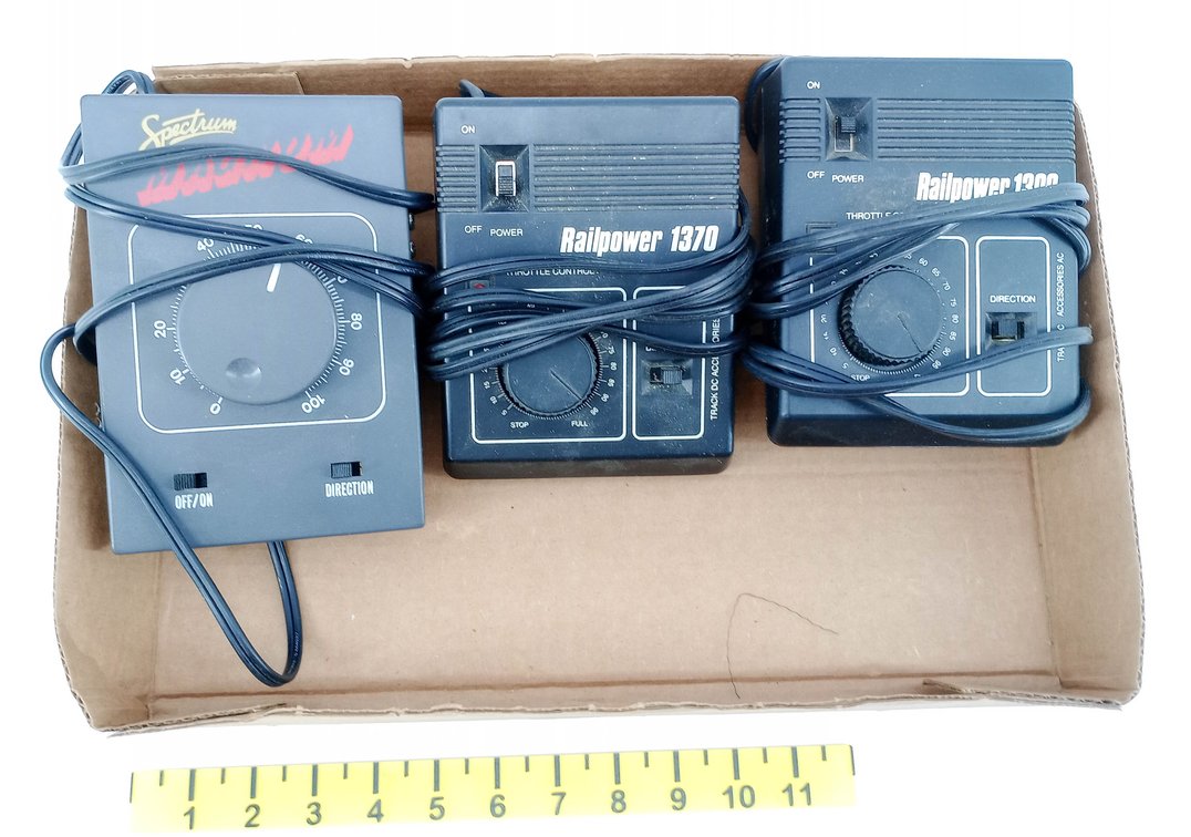 3 MODEL TRAIN POWER PACKS, SPECTRUM & RAILPOWER 1370 & 1300  INV 260670008