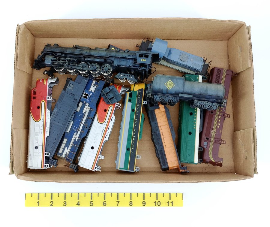ASSORTED HO SCALE LOCOMOTIVE SHELLS, ERIE STEAM ENGINE & TENDER, SANTA FE, PENNSYLVANIA  INV 260670009