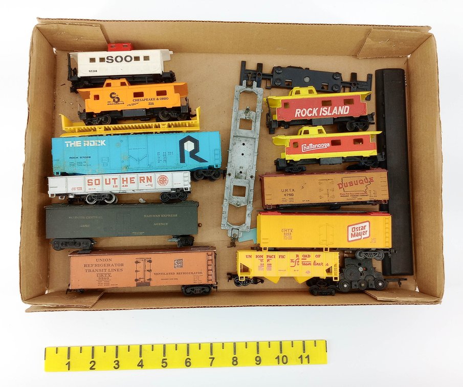ASSORTED HO SCALE CABOOSES, BOXCARS, REEFERS & HOPPER, SOO, ROCK ISLAND, C&O, UP  INV 260670010