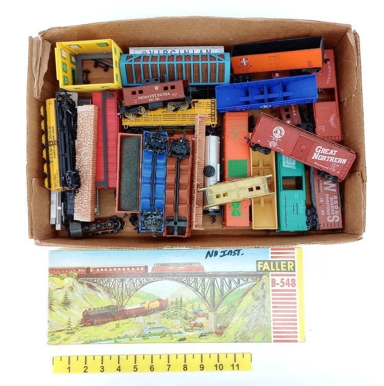 ASSORTED HO GAUGE FREIGHT CARS & CABOOSES W/ FALLER B-548 BRIDGE KIT, SOME OBS NNC  INV 260670013