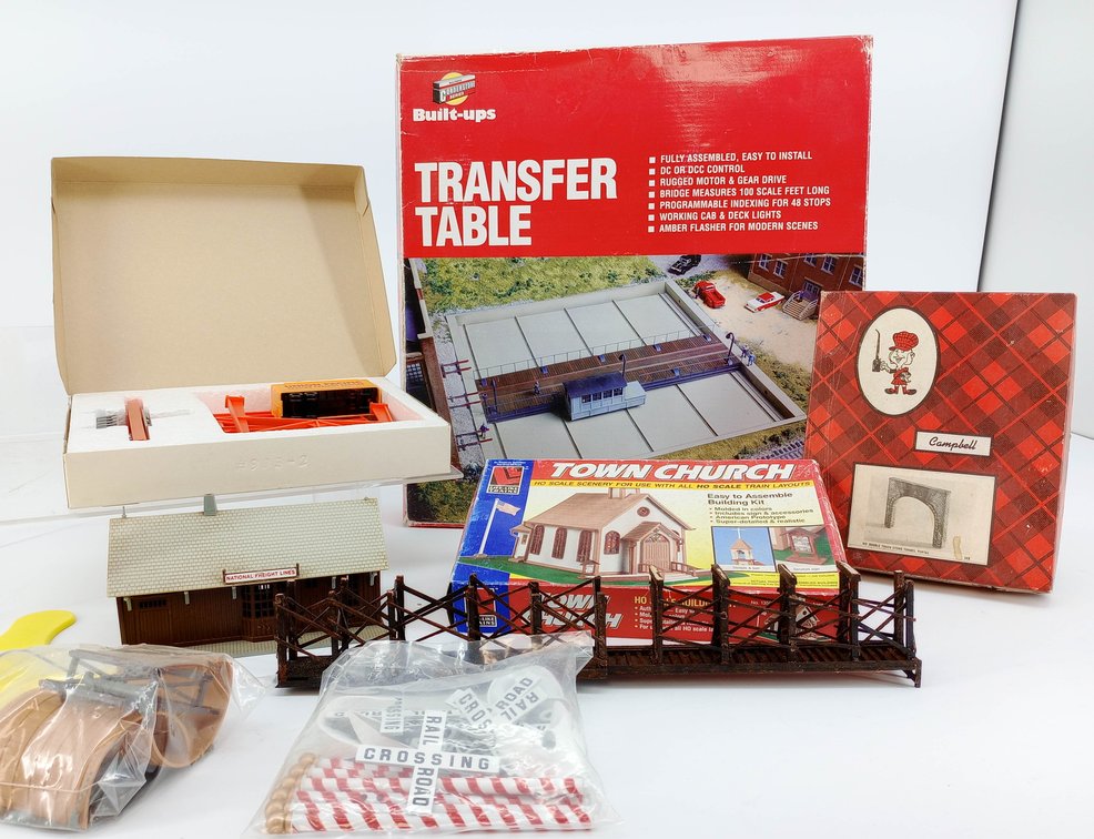 ASSORTED HO SCALE BUILDINGS & ACCESSORIES WALTHERS TRANSFER TABLE, SOME OBS NNC  INV 260670015