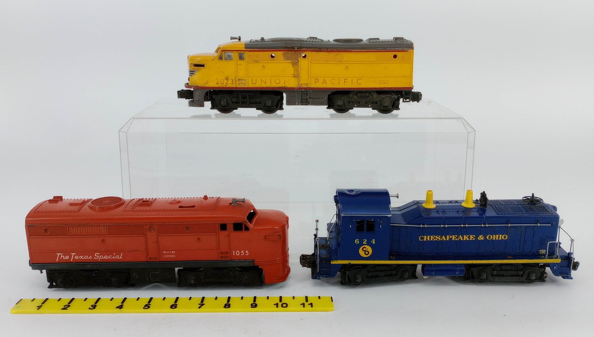 3 LIONEL O GAUGE DIESEL LOCOMOTIVES UNION PACIFIC 2023, TEXAS SPECIAL 1055 & C&O 624  INV 262350019