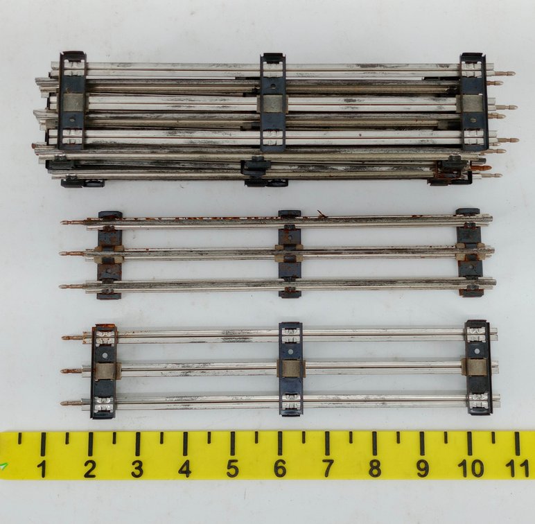 ASSORTED O GAUGE 3-RAIL STRAIGHT TRACK SECTIONS  INV 262350022