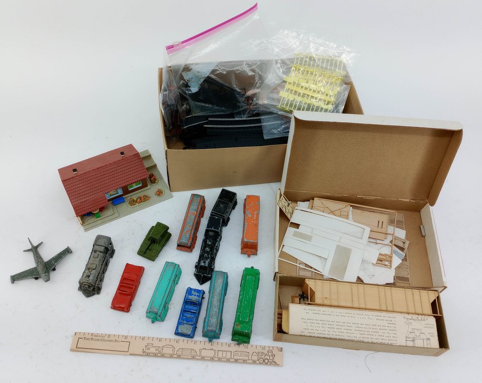 ASSORTED HO SCALE MODEL TRAIN LOT DIE-CAST TRAINS CARS TANK PLANE TRACK FARM HOUSE & CABOOSE KITS NNC SOME OBS  INV 261650623