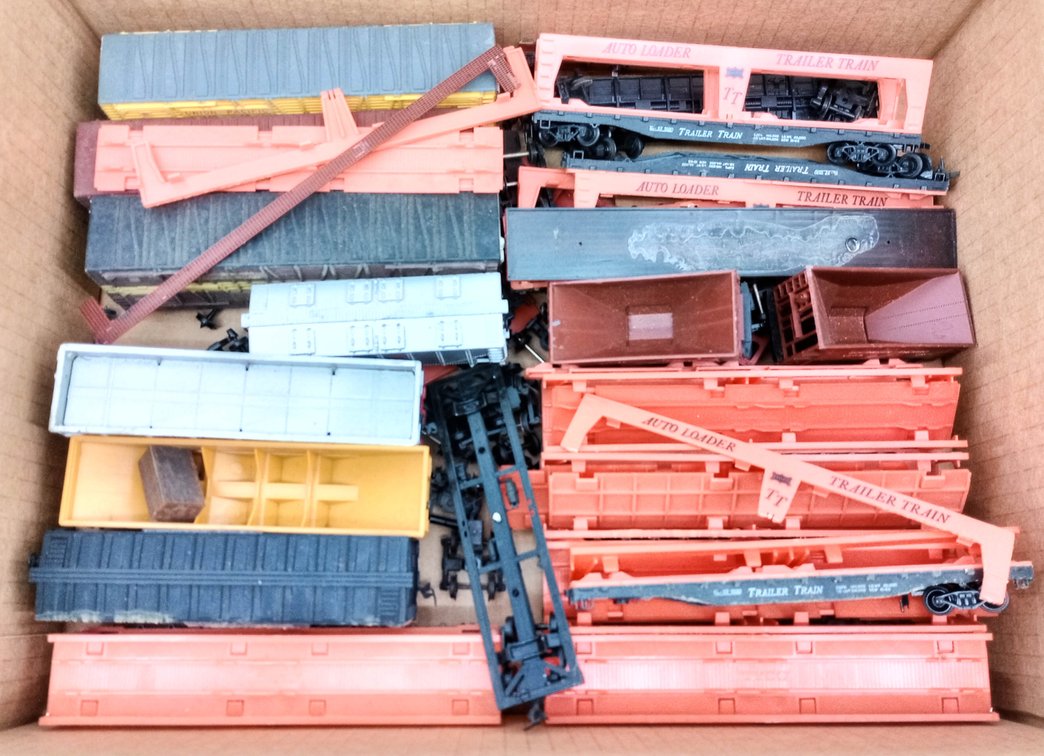 ASSORTED HO SCALE TRAILER TRAIN AUTO LOADER FLATCARS, STOCK CARS, HOPPERS & PARTS NNC  INV 261650627